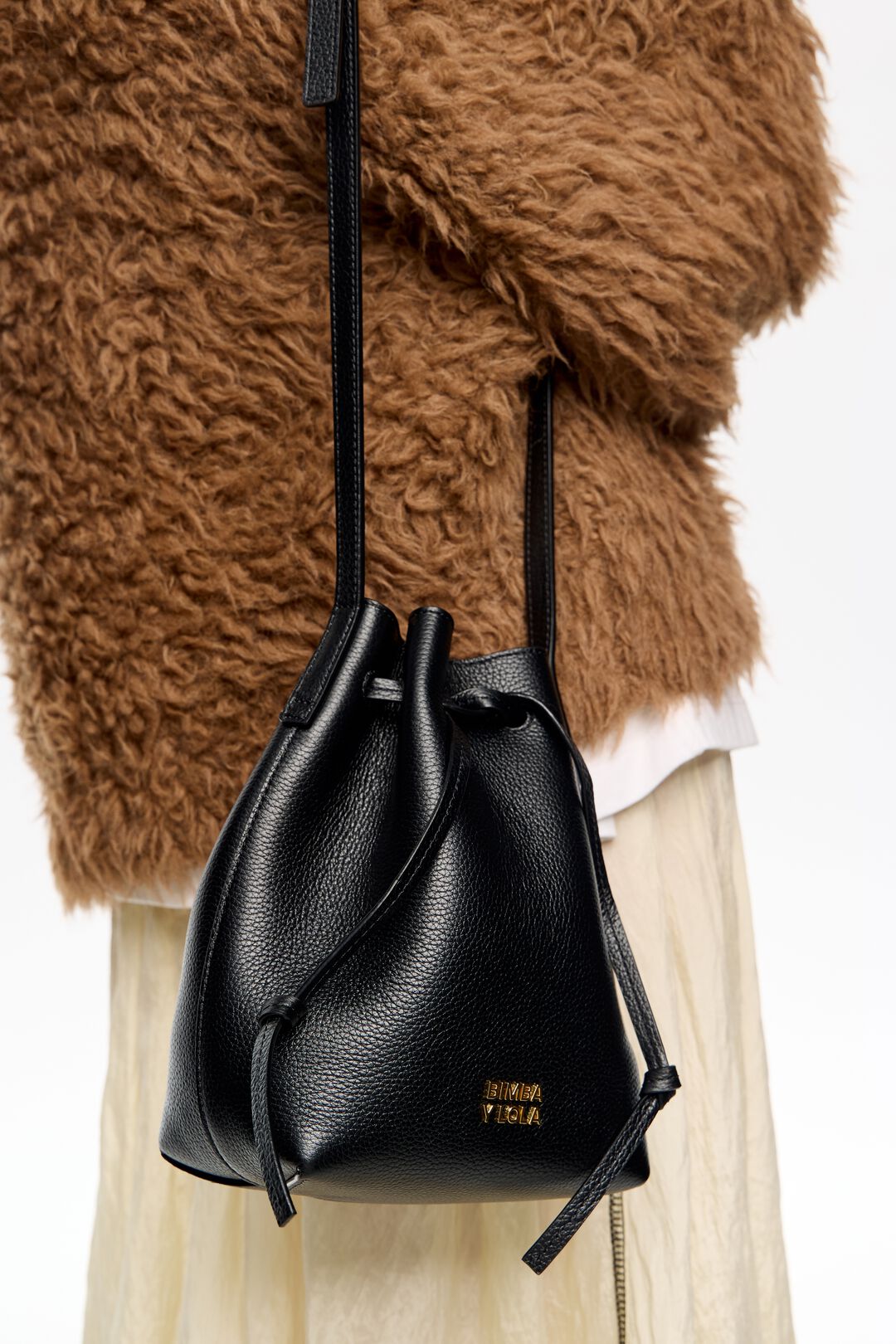 Bimba Y Lola Black Bucket Bag 31186126_61406213_600.jpg main image 2