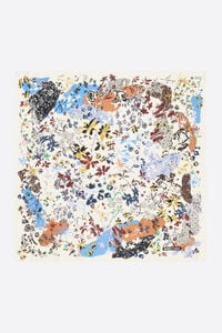 Sjaal met bloemen op ivoorwitte collage-achtergrond