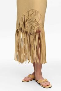 Falda de ante mostaza con flecos irregulares