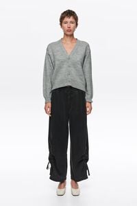 Pantal&oacute;n jogger fruncido denim negro lavado