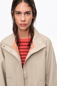 Short, camel rubberized high neck trench