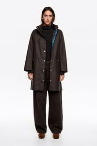 Gabardina engomada recta marr&oacute;n oscuro