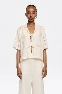 Camisa con lazos y bordados crema