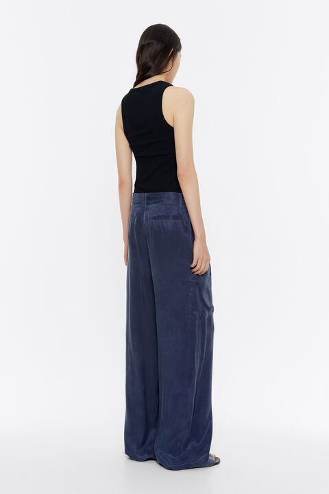 Washed blue carrot leg trousers
