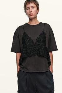 Camiseta top encaje superpuesto negro lavado