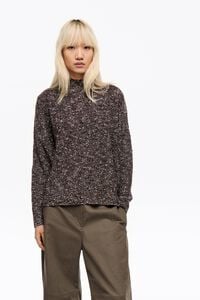 Темно-коричневий светр з високим горлом