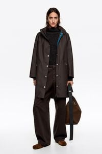 Gabardina engomada recta marrón oscuro