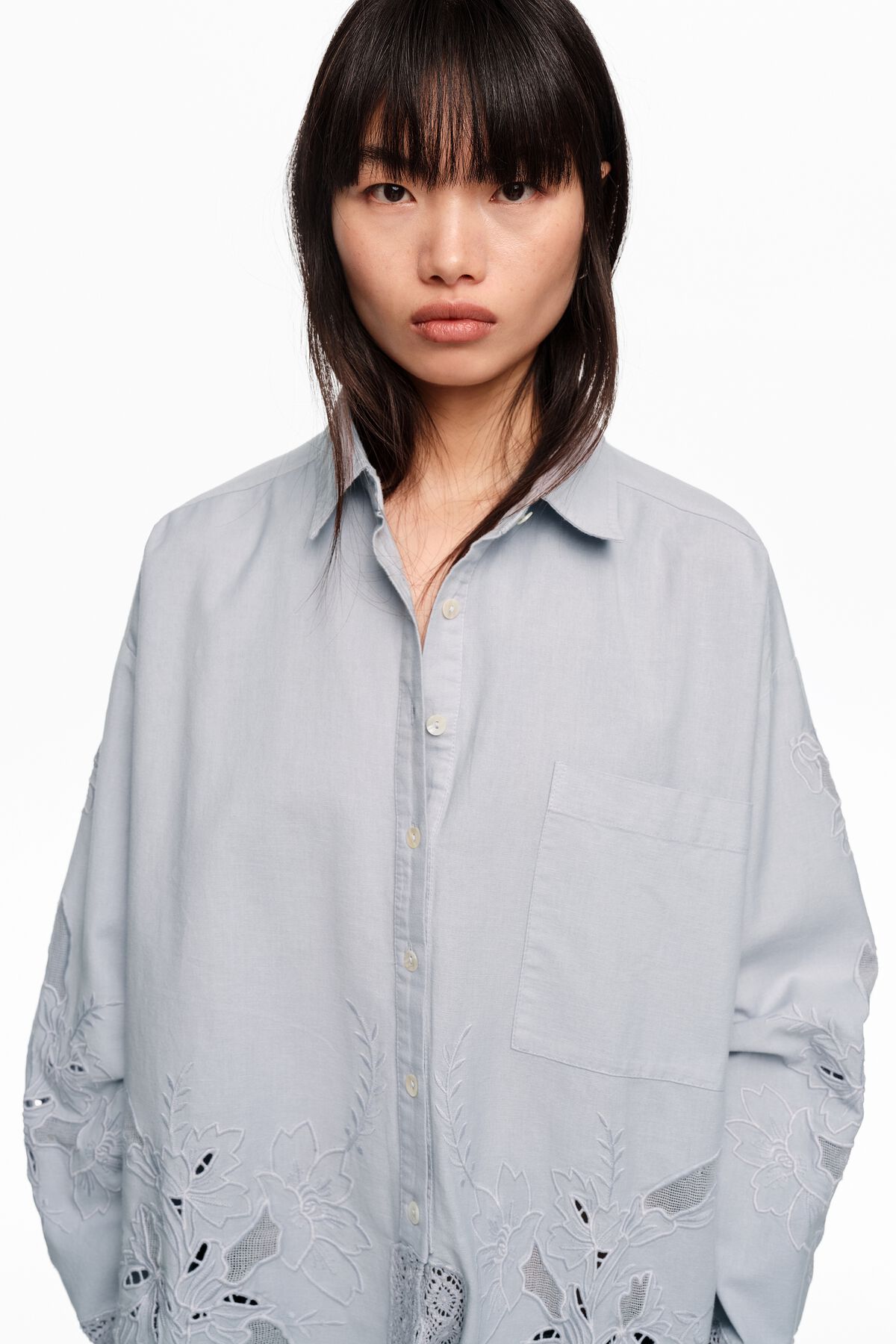 Straight-fit light blue shirt with embroidery