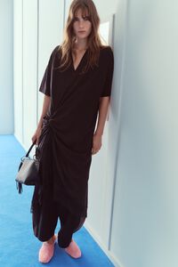 Vestido camiseta bimateria con nudo negro