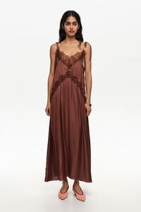 Vestido fluido encaje marr&oacute;n