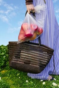 Bolso shopper grande trenzado piel marr&oacute;n oscuro