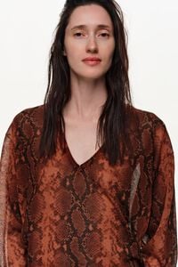 Sweter dekolt V snake karmelowy