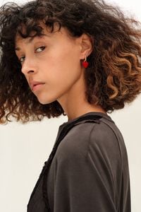 Pendientes aro mediano dorado corazones flocados rojos