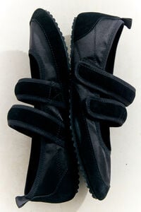 Bailarina deportiva negra