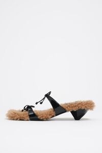 Sandale talon en cuir noir &agrave; lacets et fourrure