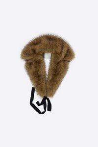 Beige fur lapel collar