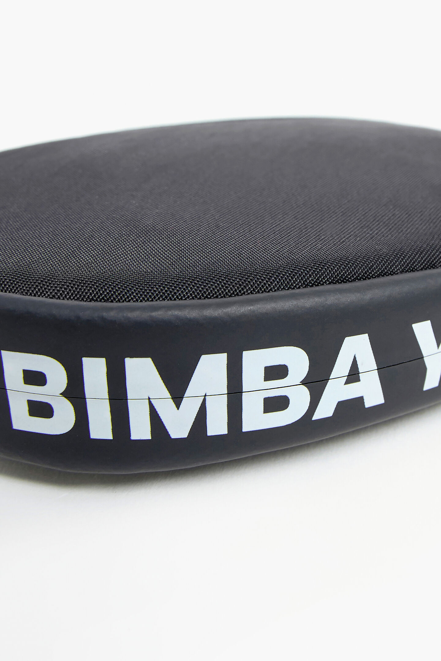 Monedero ovalado nylon negro por 19€ en Bimba y Lola