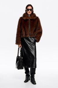 Abrigo corto pelo marr&oacute;n