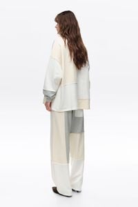 Sweatshirt oversize patchwork algod&atilde;o marfim