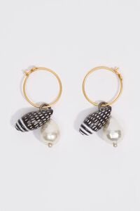 Seashell and pearl golden hoop earrings