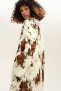 Abrigo pelo midi cow marr&oacute;n