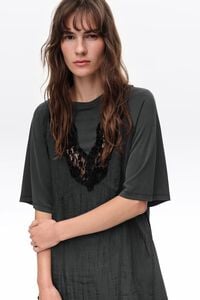 Camiseta pechera encajes negro lavado