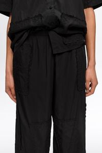 Pantal&oacute;n patchwork de pa&ntilde;uelos bordados negro