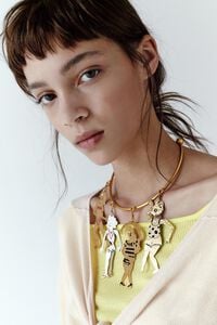 Choker necklace with tricolor metal silhouettes