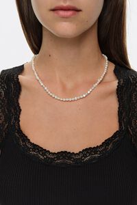 Natural pearl necklace with oval logo