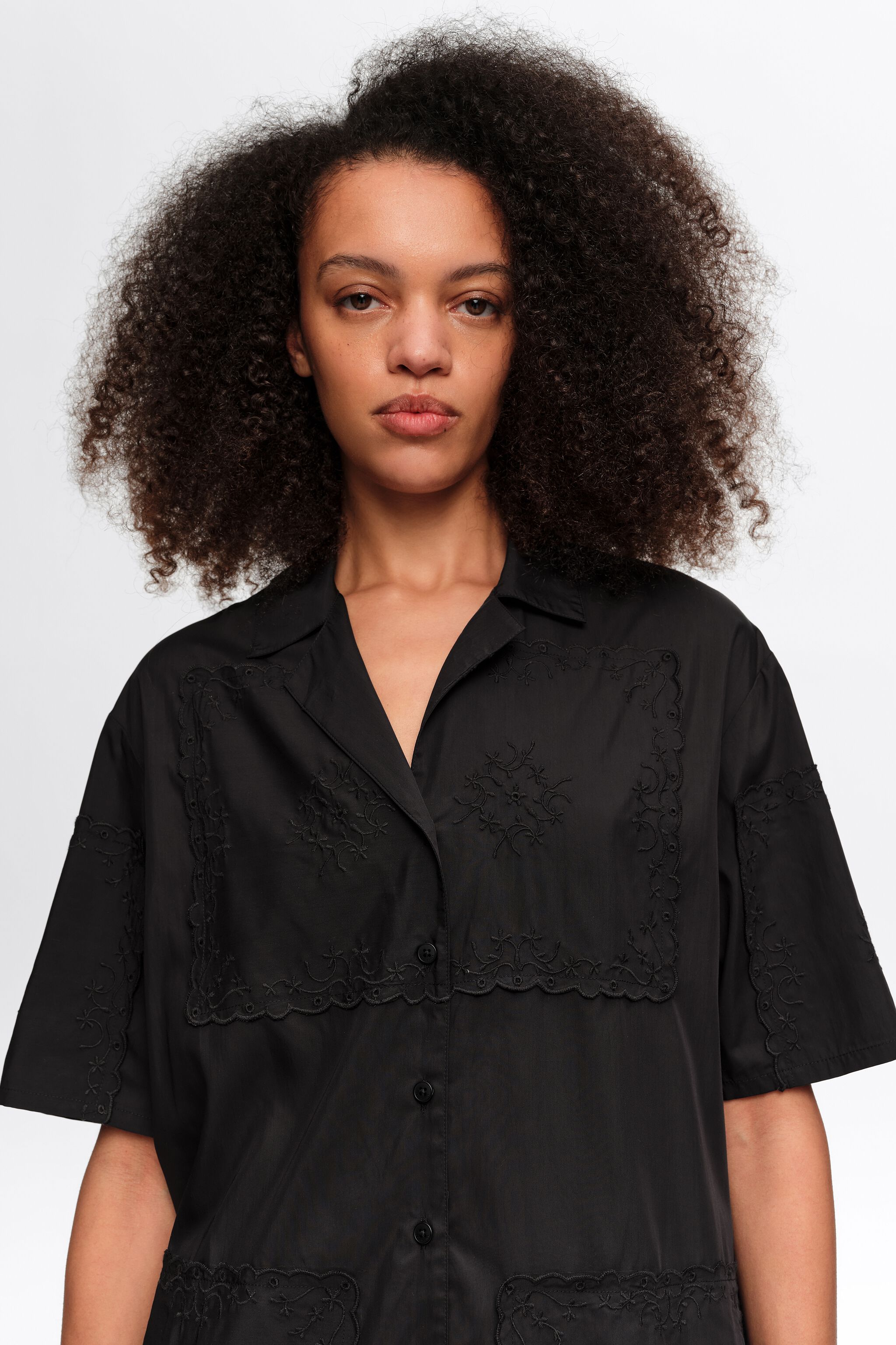 トップス EMBROIDERY PATCHWORK SHIRTS BLACK Black embroidered scarf patchwork shirt