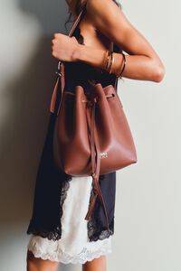 Large walnut leather Carlino bucket bag