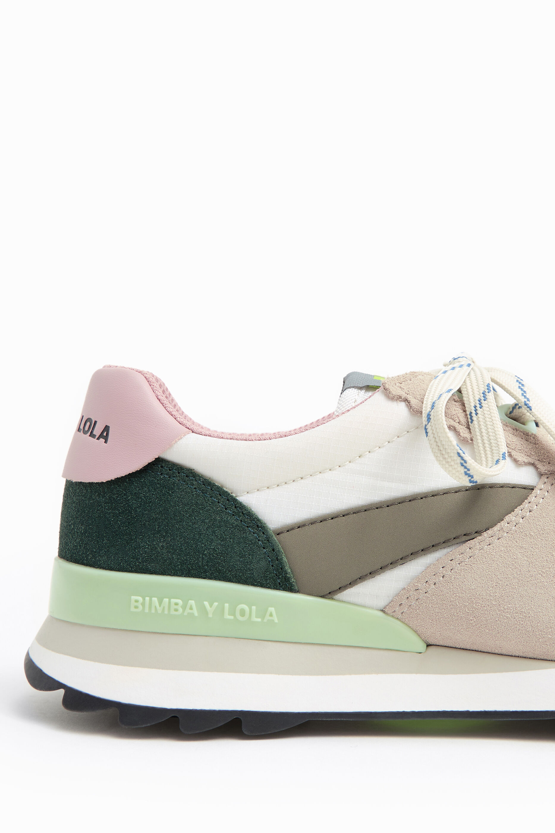 Sand technical sneaker