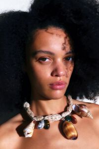 Collaret cargols de mar naturals i pedres