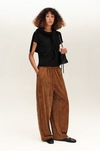 Pantal&oacute;n jogger pana fluida caramelo