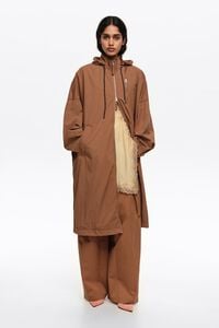 Gabardina fluida larga marr&oacute;n claro