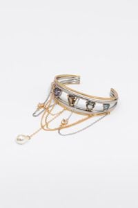 Bracelet with heart-shaped crystals and two-tone chains