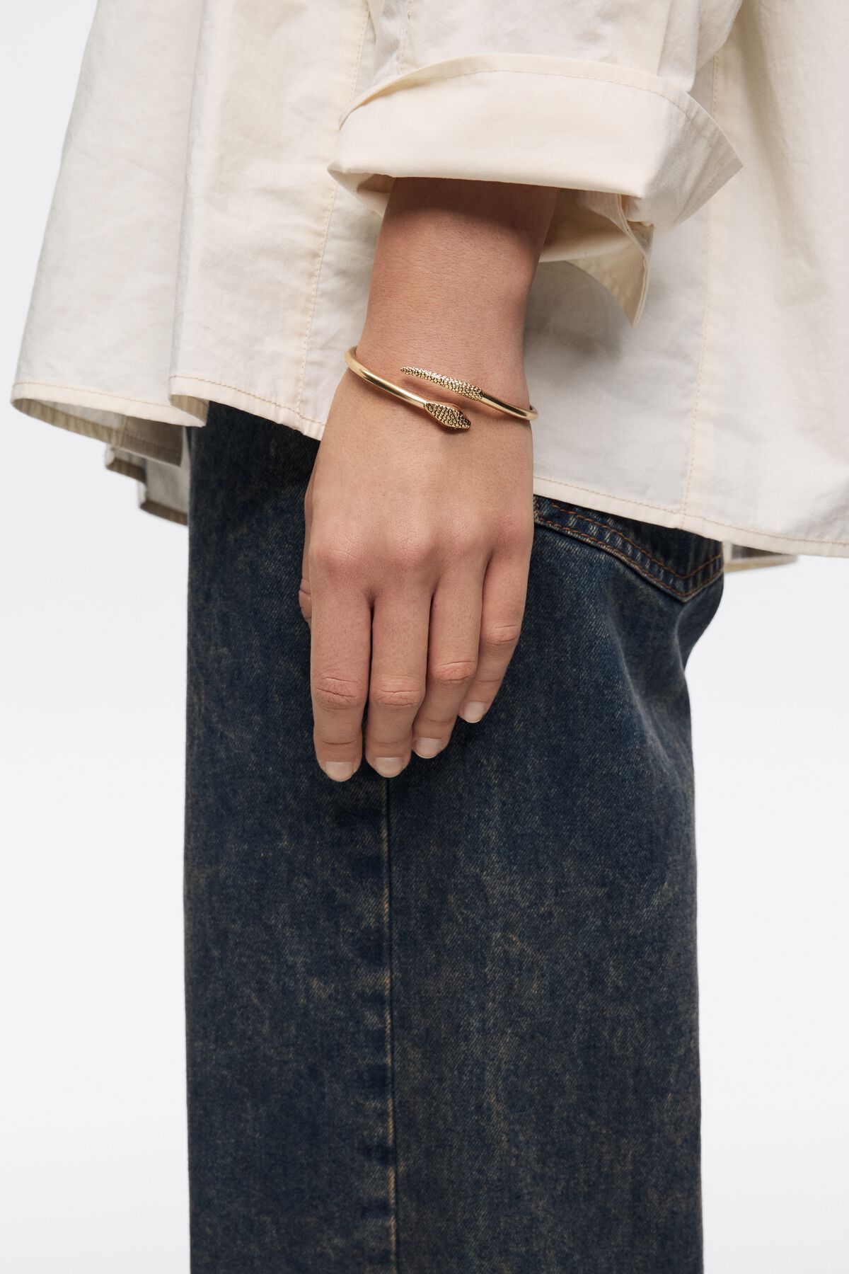 Pulsera rígida serpiente textura dorado envejecido