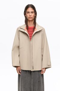 Gabardina corta cuello subido engomada camel
