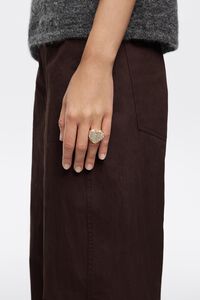 Anillo textura coraz&oacute;n cistales dorado mate