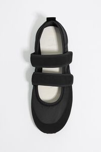 Bailarina deportiva negra