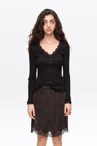 Camiseta canal&eacute; escote V negra
