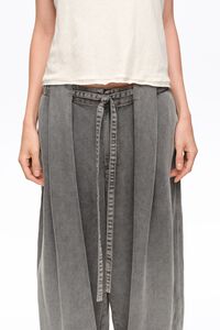 Pantal&oacute;n denim flu&iacute;do con cinto gris lavado