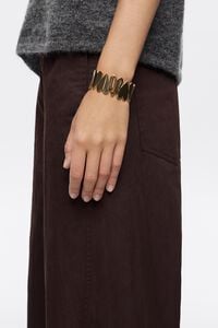 Pulsera r&iacute;gida corazones dorados