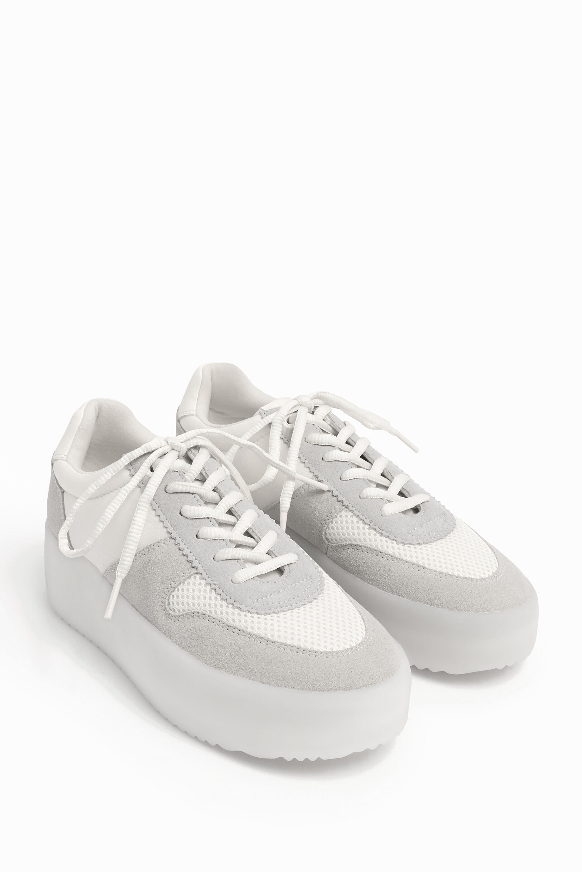 Deportiva plataforma blanca