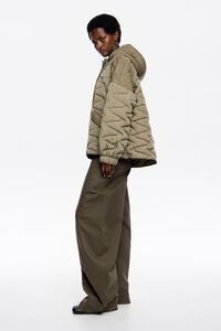 Chaquetón corto acolchado con capucha caqui claro