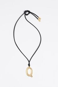 Collar letra Q cord&oacute;n dorado mate