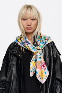 Pa&ntilde;uelo flores acuarela rosa claro