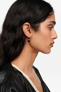 Pendientes aro dorados y coraz&oacute;n negro