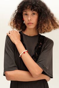 Pulsera el&aacute;stica perlas corazones flocado rojo