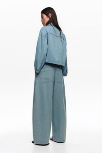 Pantal&oacute;n recto pinzas denim flu&iacute;do azul claro